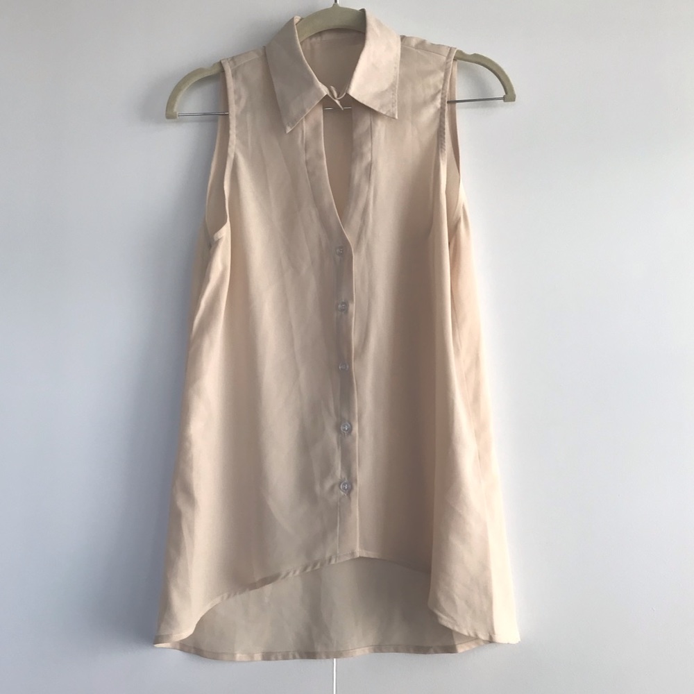 BUTTON BLOUSE WITH KEYHOLE DETAILING